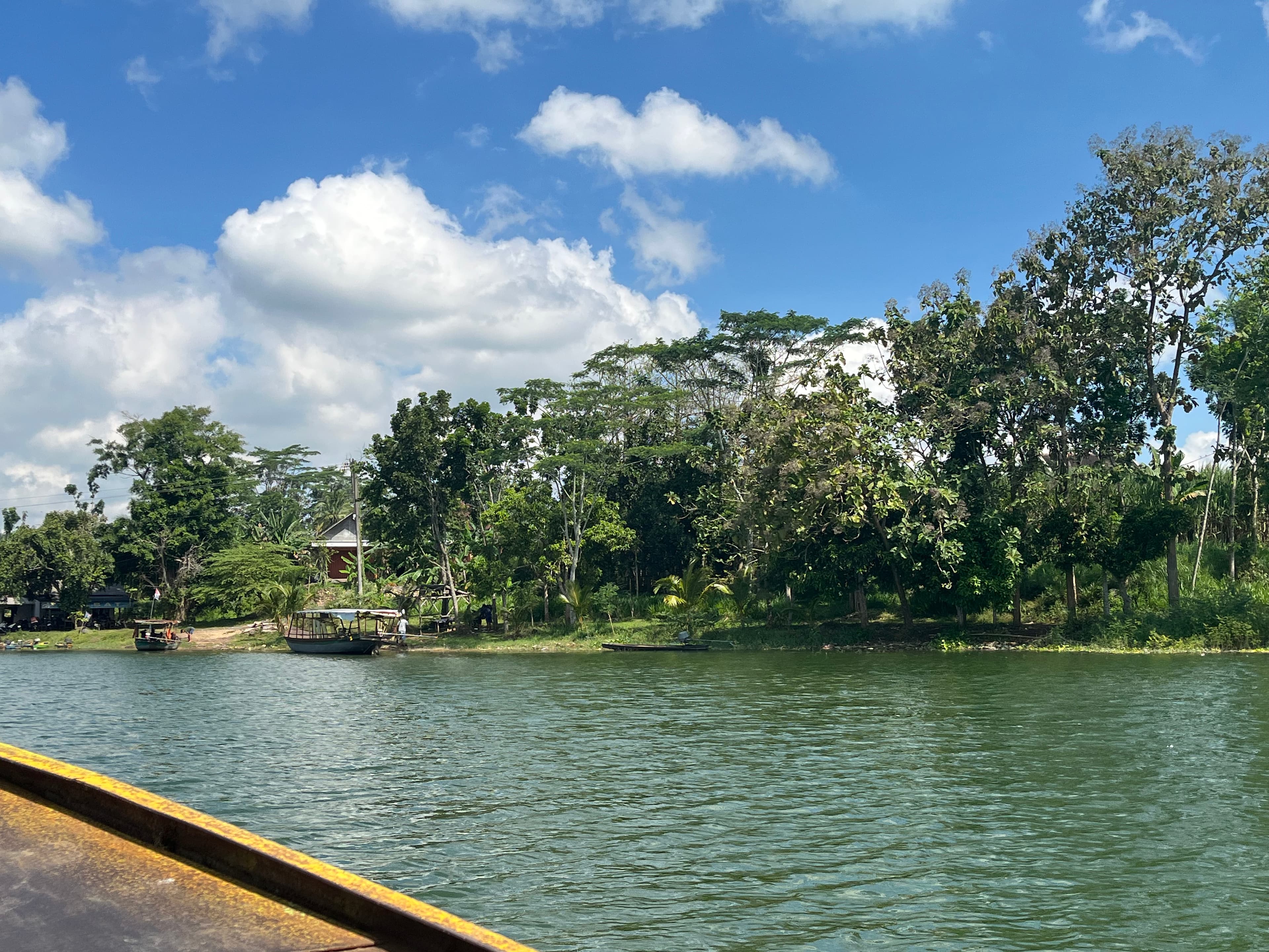 Salah satu destinasi wisata alam yang memfasilitasi pengunjung untuk menikmati keindahan alam dengan perahu penyebrangan.