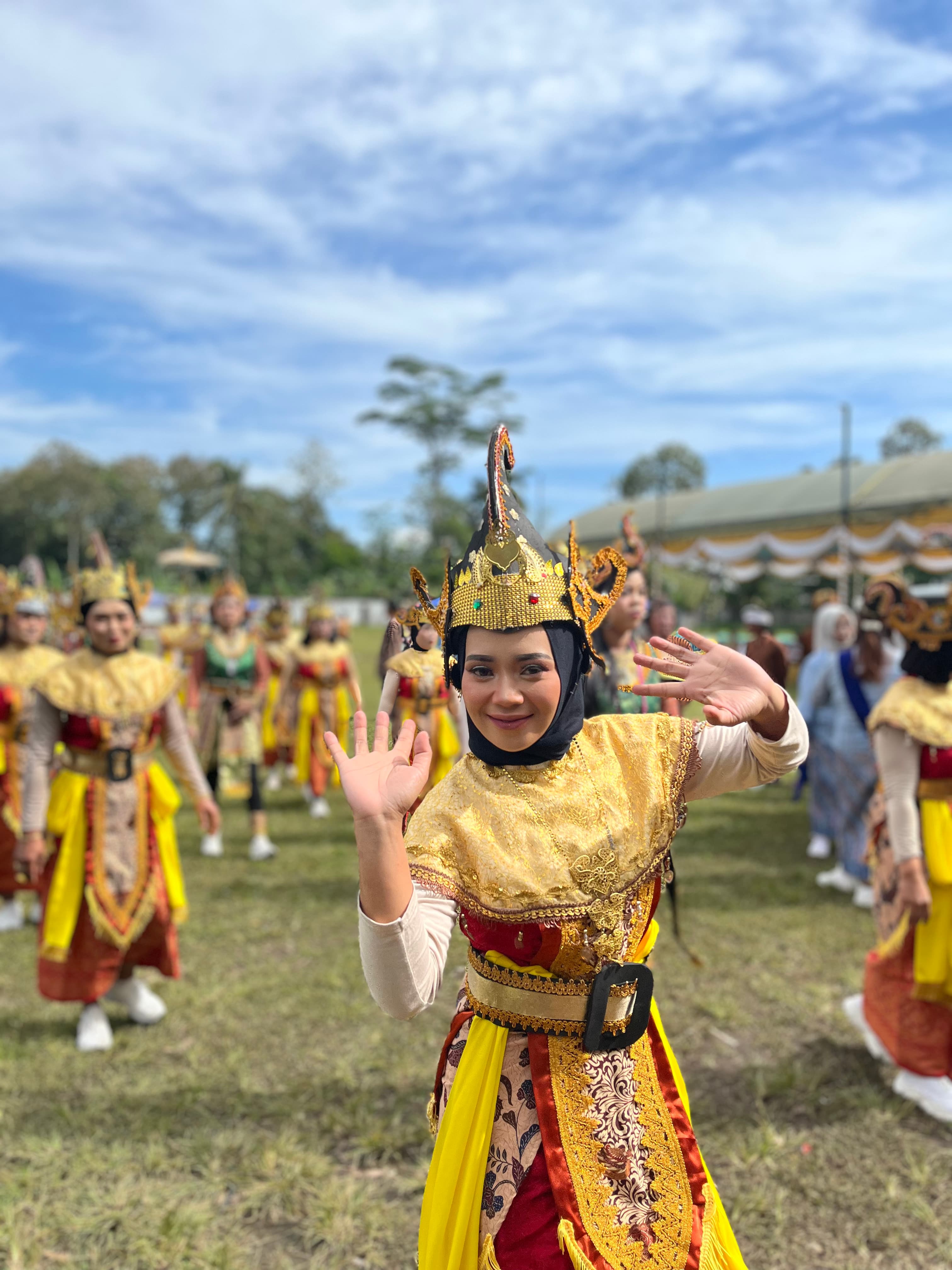 Antusias warga memeriahkan kegiatan kirab tumpeng dalam rangkaian acara Bersih Desa dengan berbagai kostum budaya menarik.