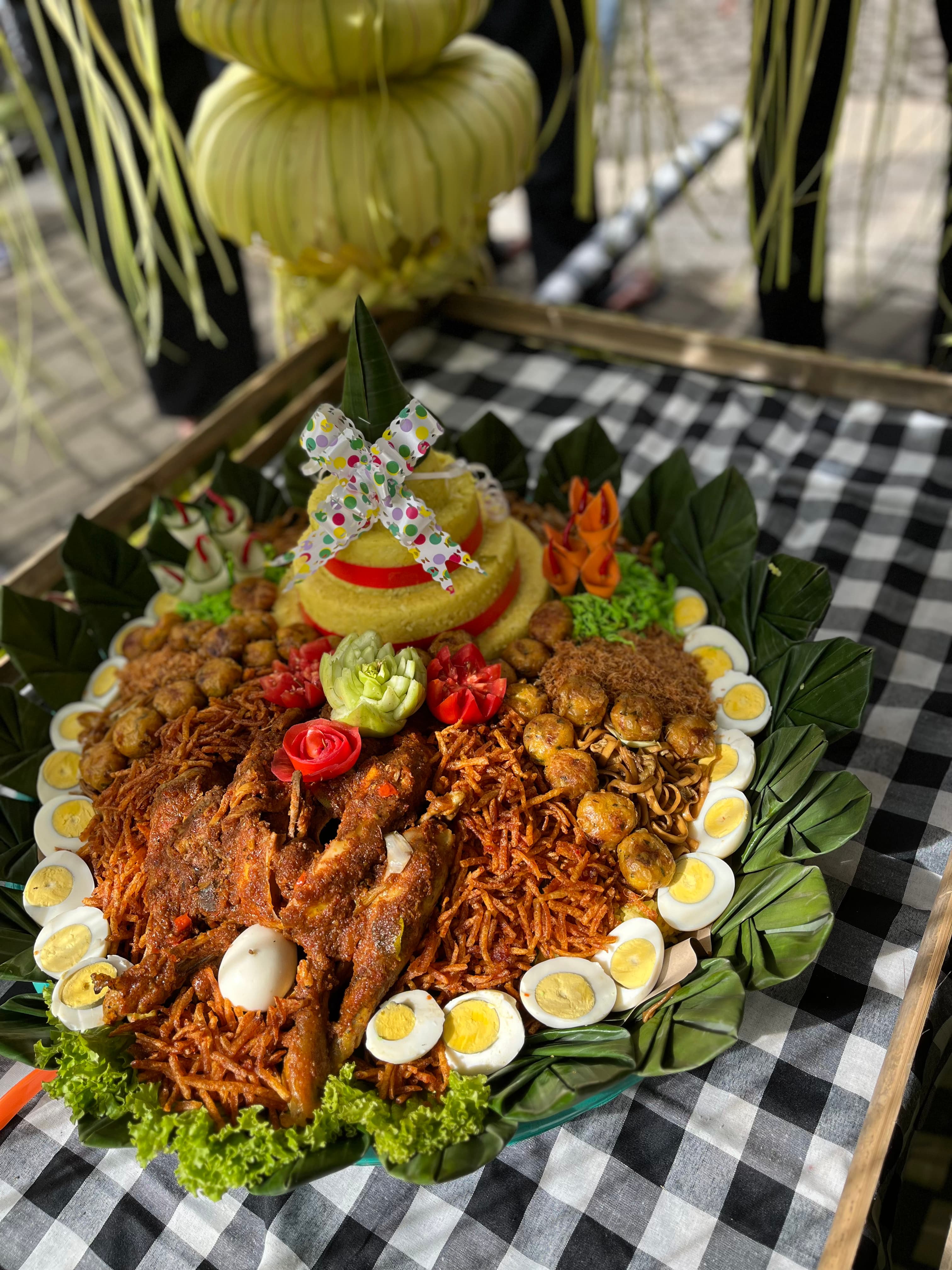 Antusias warga memeriahkan kegiatan kirab tumpeng dengan kreasi menghias tumpeng yang menarik.