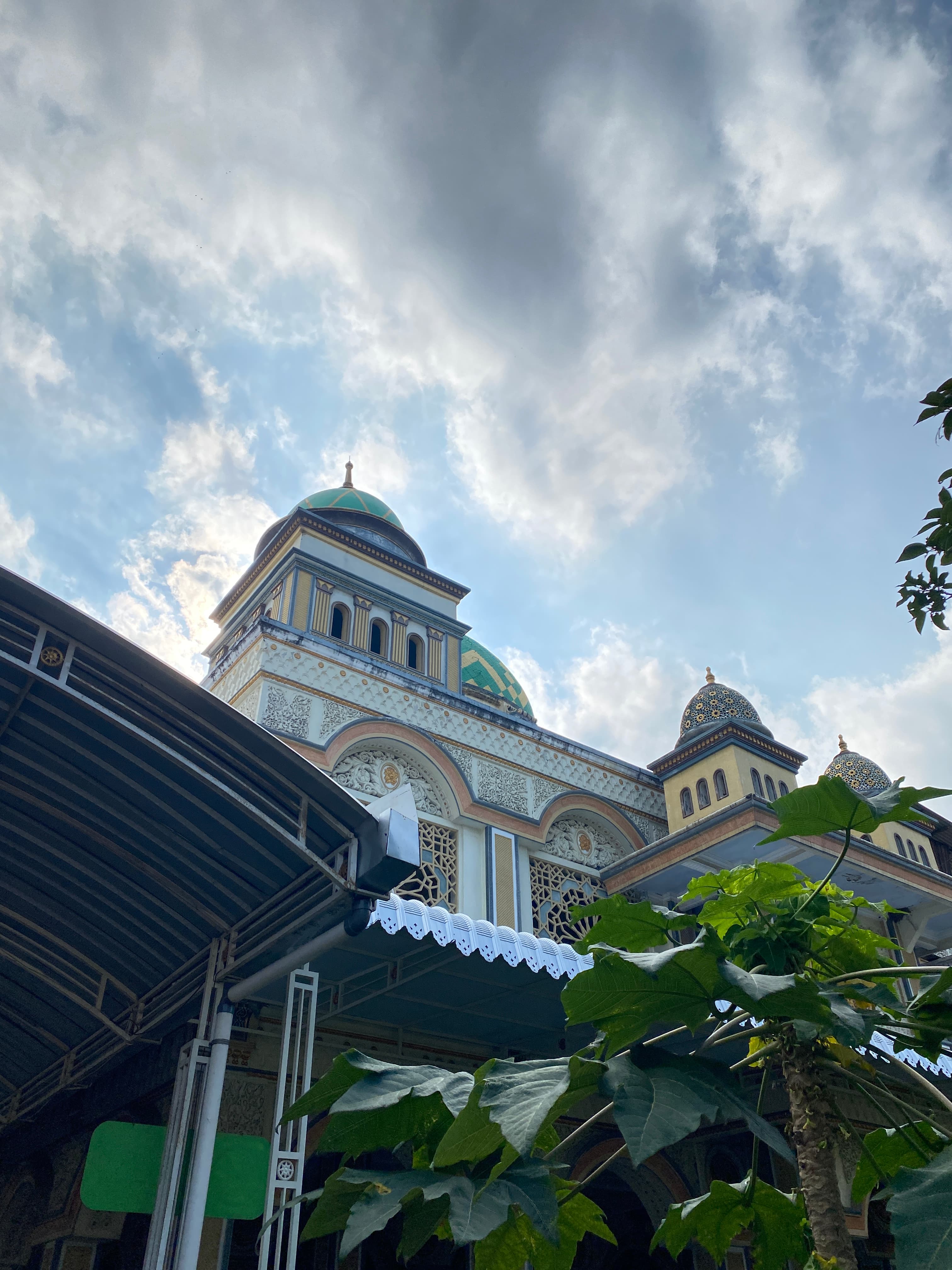 Masjid Raya Desa Senggreng sebagai tempat ibadah umat muslim yang teduh dan nyaman dengan kemegahannya.