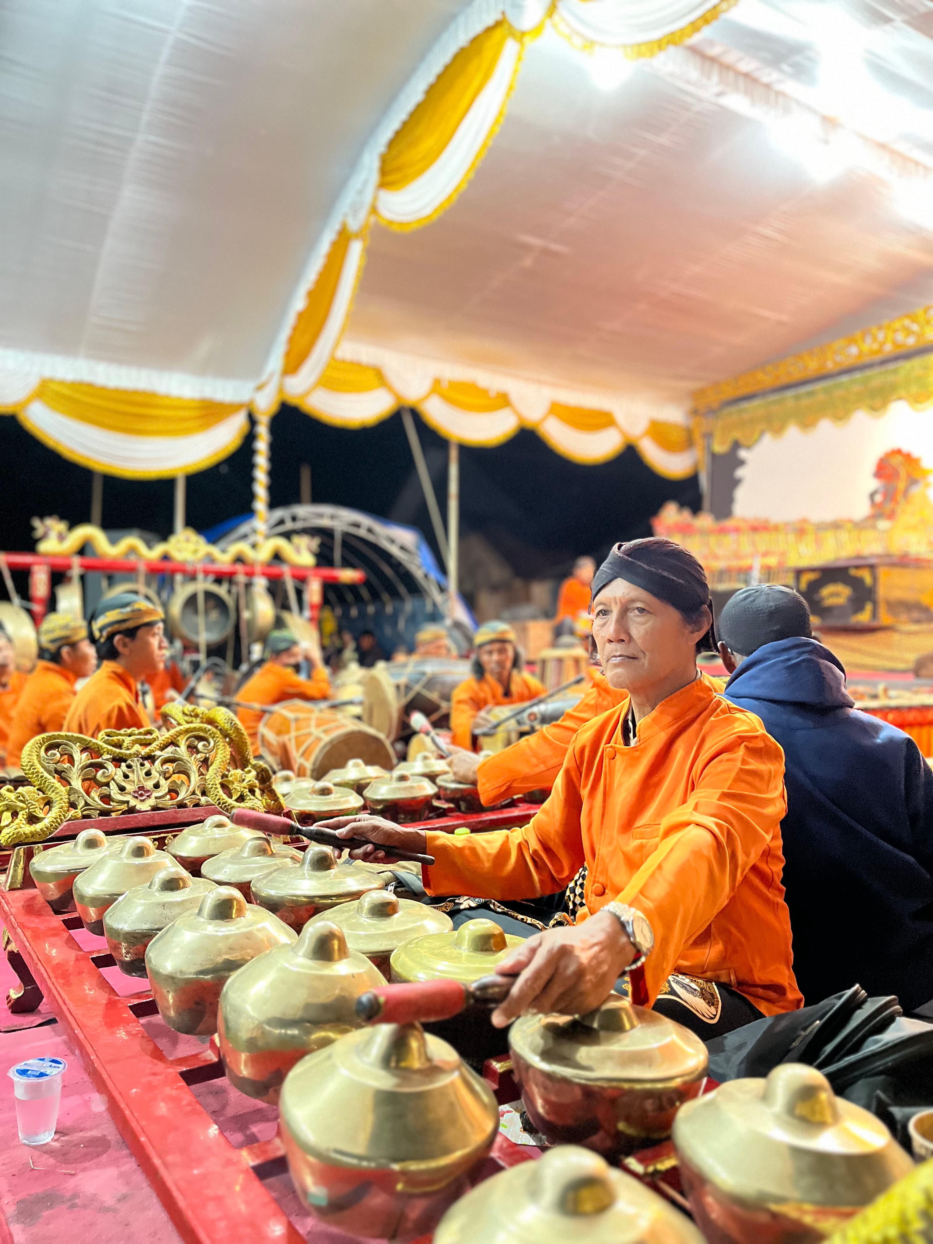 Pemain Gamelan yang siap mengiringi pertunjukan wayang dalam rangkaian acara besar Bersih Desa.