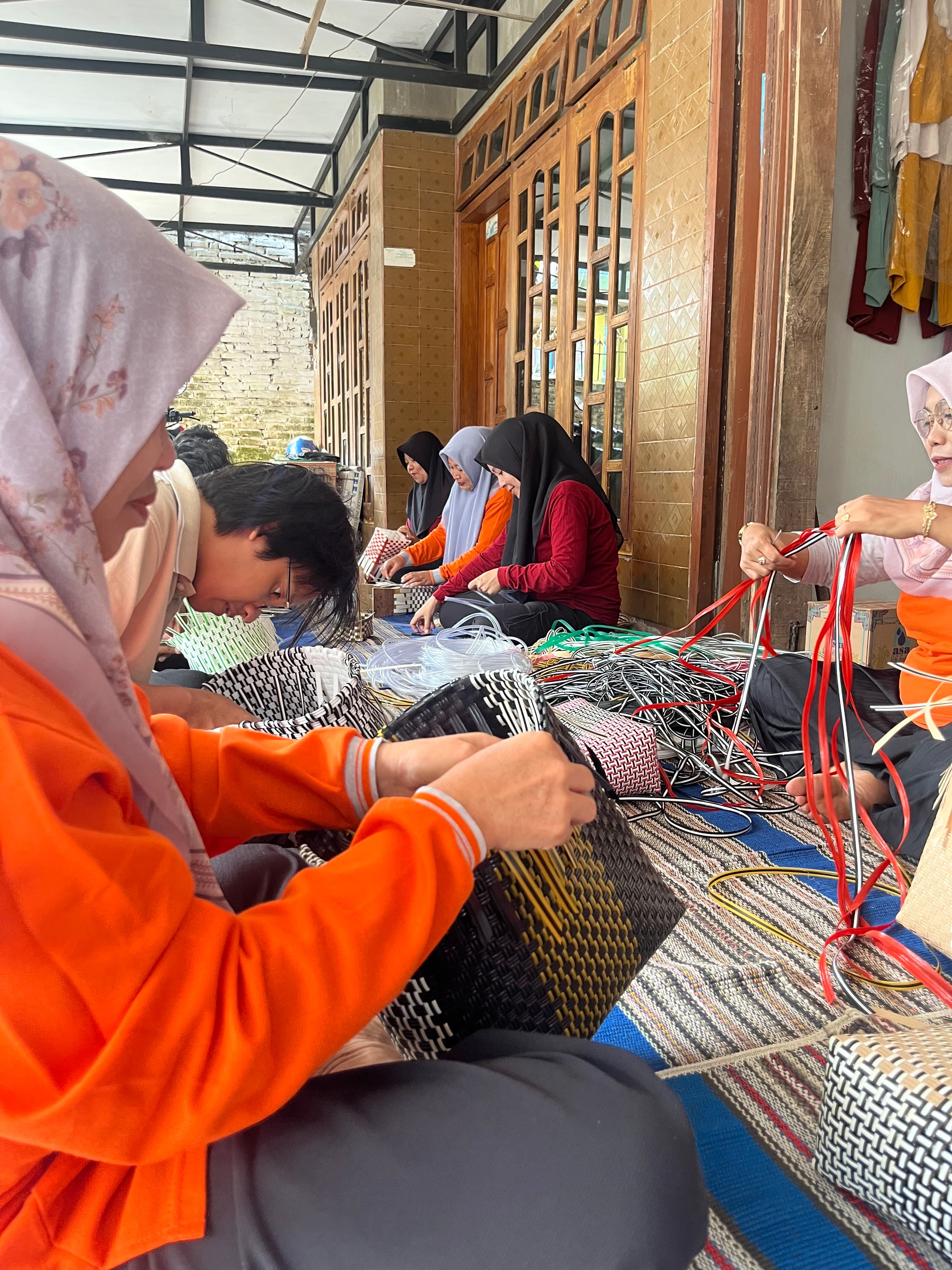 Para pengrajin sedang membuat berbagai produk anyaman sebagai salah satu usaha rumah tangga di Desa Senggreng.