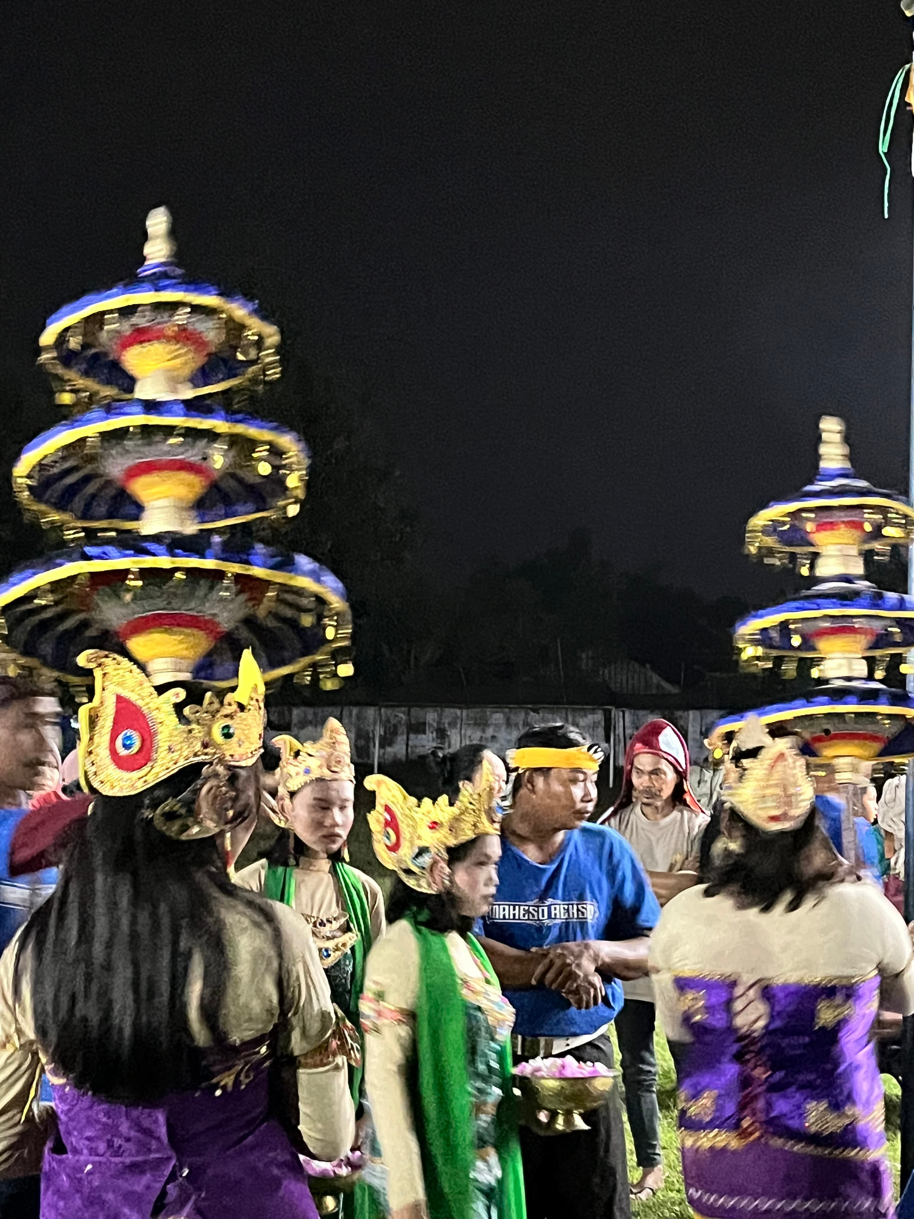 Para seniman bersiap untuk menampilkan kesenian Mberot di lapangan balai desa.