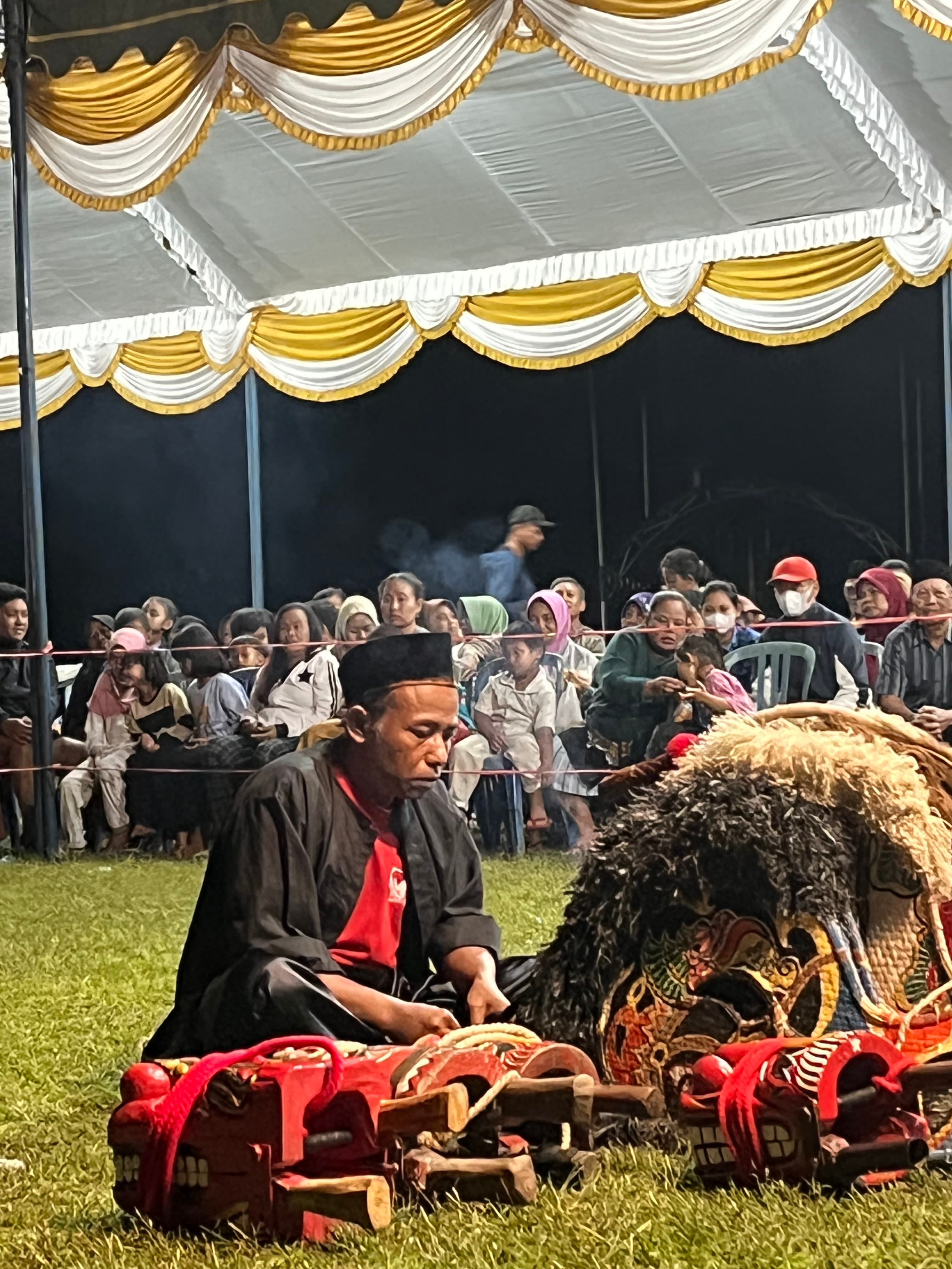 Antusias warga menyaksikan pertunjukan seni kuda lumping dalam rangkaian acara Bersih Desa Senggreng.