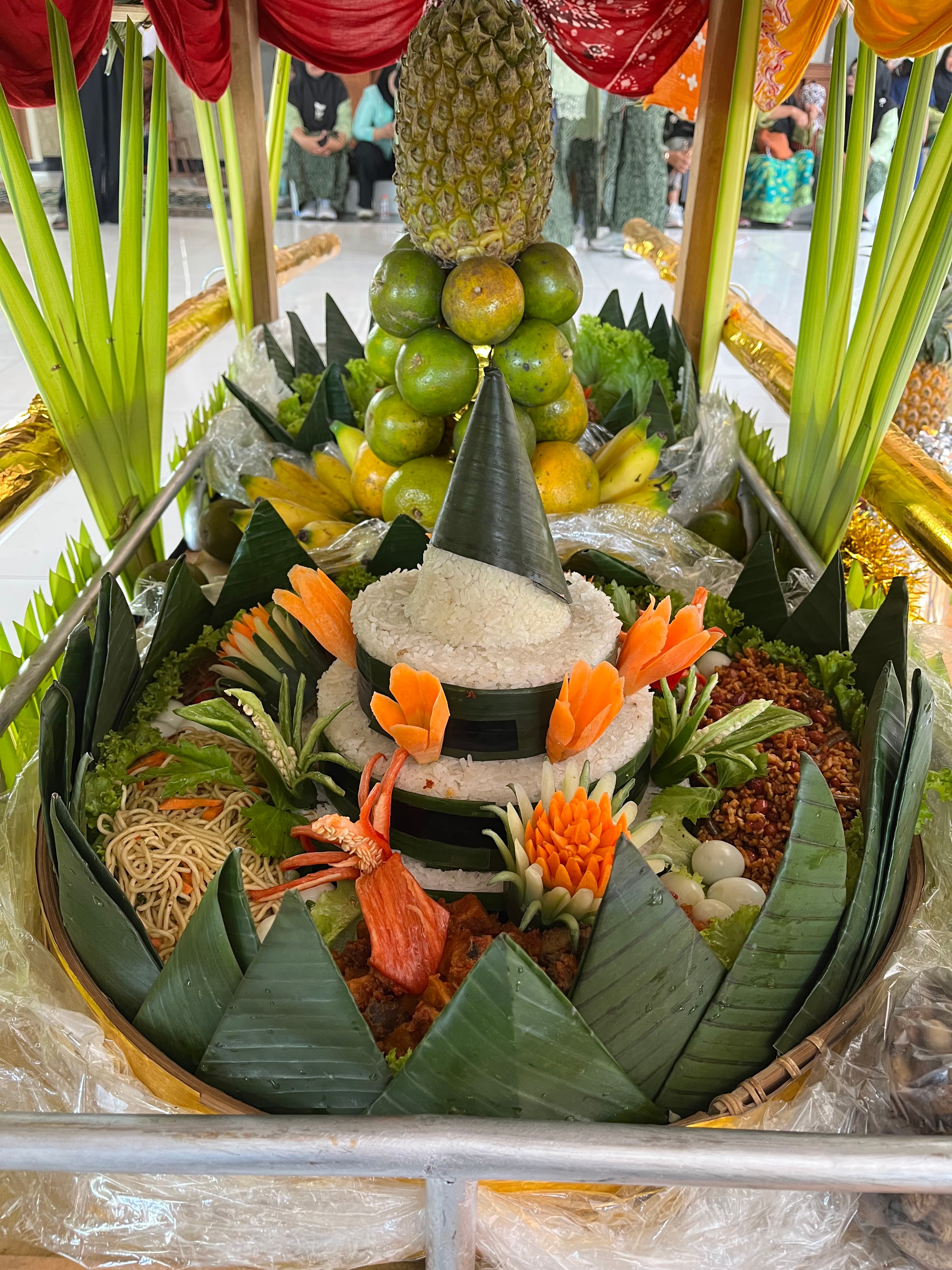 Kreativitas warga dalam membuat dan menghias tumpeng untuk memeriahkan acara Kirab Tumpeng.