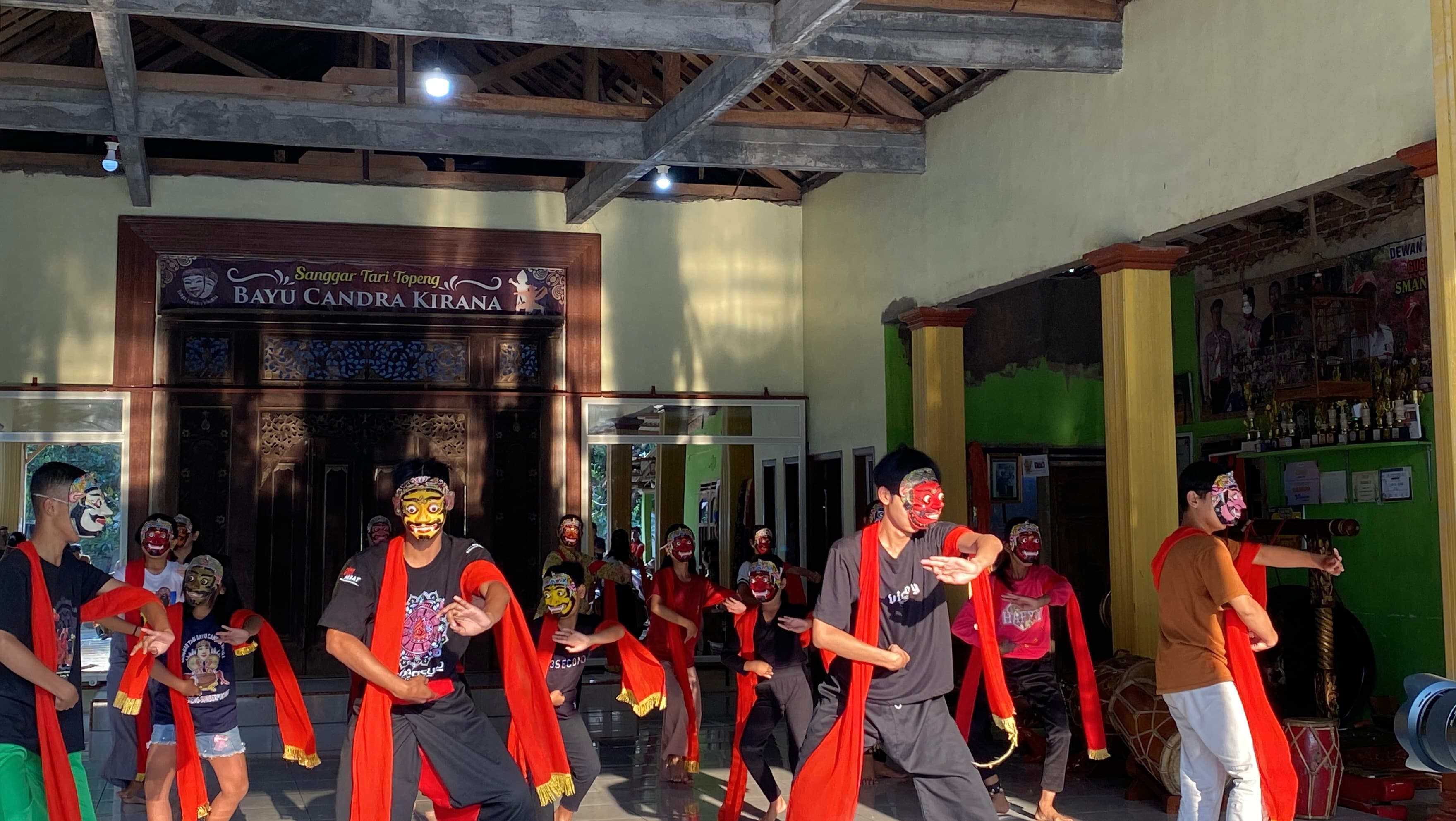 Pelestarian budaya oleh muda-mudi melalui Sanggar tari Topeng Bayu Candra Kirana.